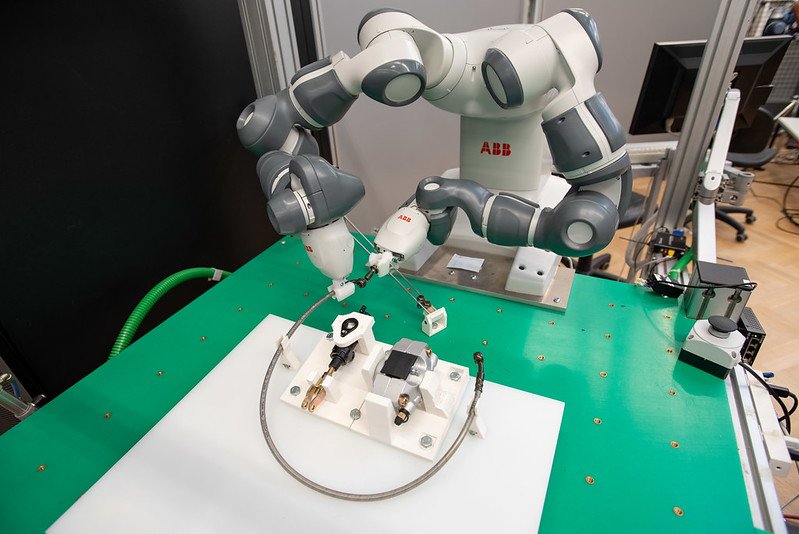 Robot a due bracci collaborativo ABB YuMI con controllore integrato.
