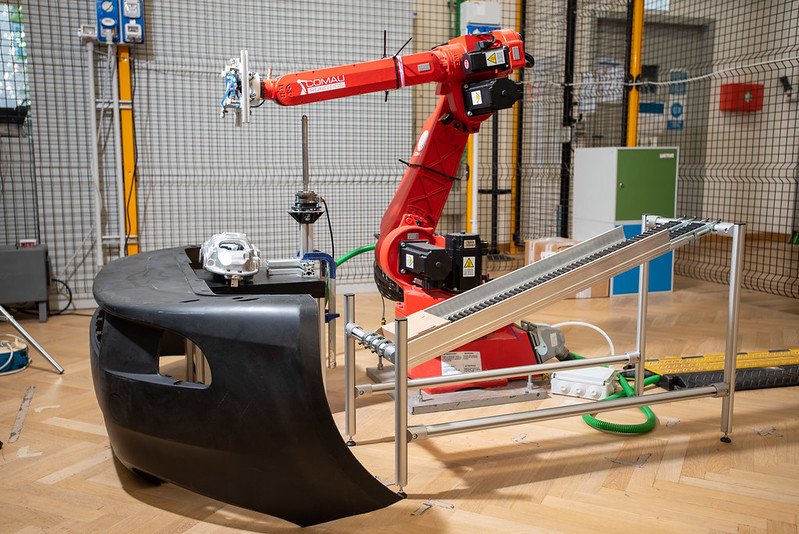 Robot COMAU SmartSix equipaggiato con sensore di forza. Robot COMAU SmartSix equipaggiato con sensore di forza.