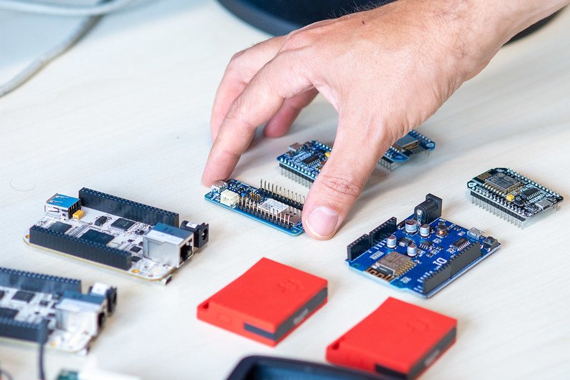 Microcontrollori e piattaforme per lo sviluppo di applicazioni IoT e di analisi del traffico di rete. Microcontrollori e piattaforme per lo sviluppo di applicazioni IoT e di analisi del traffico di rete.