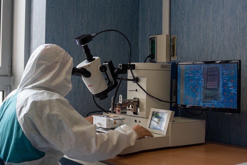 Collegamento tramite wire bonding di circuiti integrati per la lettura di rivelatori di radiazione. Collegamento tramite wire bonding di circuiti integrati per la lettura di rivelatori di radiazione.