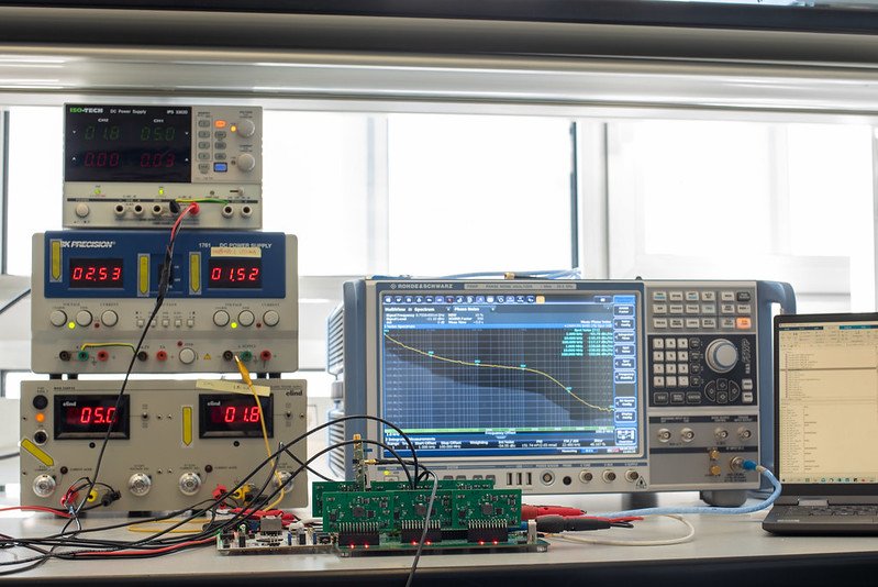 Experimental setup for the characterization of frequency synthesizers for low jitter applications.