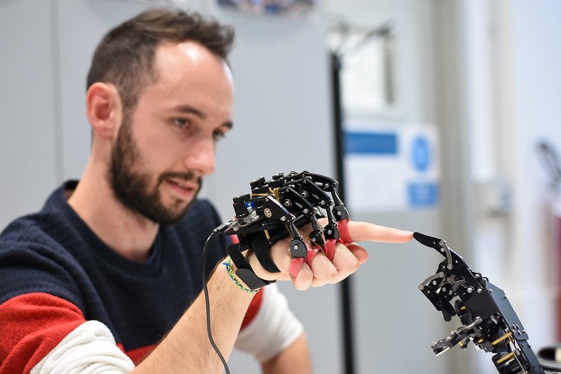 Robotic hand and sensorized glove.