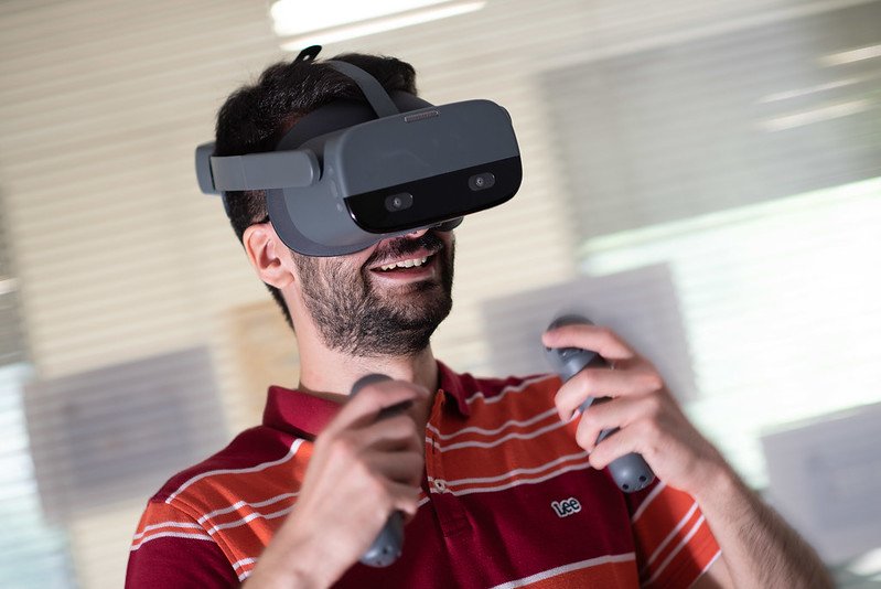 Realta' virtuale e realta' aumentata permettono all'utente di immergersi in un mondo in cui realta' fisica e realta' simulata si intersecano e sono esplorabili in modo interattivo mediante l'uso di visori dotati di dispositivi in grado di riconoscere movimenti e gesti effettuati con o senza strumenti di input (joystick). Realta' virtuale e realta' aumentata permettono all'utente di immergersi in un mondo in cui realta' fisica e realta' simulata si intersecano e sono esplorabili in modo interattivo mediante l'uso di visori dotati di dispositivi in grado di riconoscere movimenti e gesti effettuati con o senza strumenti di input (joystick).