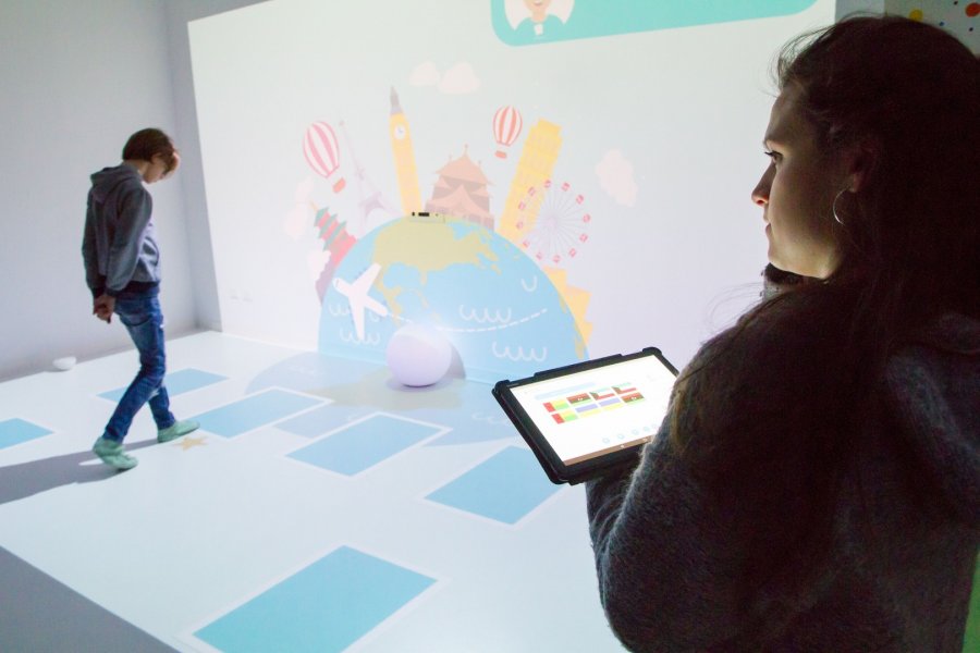 La Stanza Magica e' una soluzione tecnologica innovativa che permette di trasformare una qualunque stanza fisica in uno spazio "smart" multisensoriale nel quale l'utente puo' interagire con luci, proiezioni immersive su pareti e pavimenti, musica, suoni, aromi, e materiali fisici attraverso gesti, movimenti del corpo, manipolazione e voce. La Stanza Magica e' una soluzione tecnologica innovativa che permette di trasformare una qualunque stanza fisica in uno spazio "smart" multisensoriale nel quale l'utente puo' interagire con luci, proiezioni immersive su pareti e pavimenti, musica, suoni, aromi, e materiali fisici attraverso gesti, movimenti del corpo, manipolazione e voce.