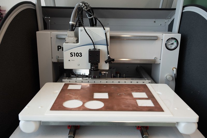Plotter per circuiti stampati tipo LPKF per dispositivi RF e microonde. Plotter per circuiti stampati tipo LPKF per dispositivi RF e microonde.