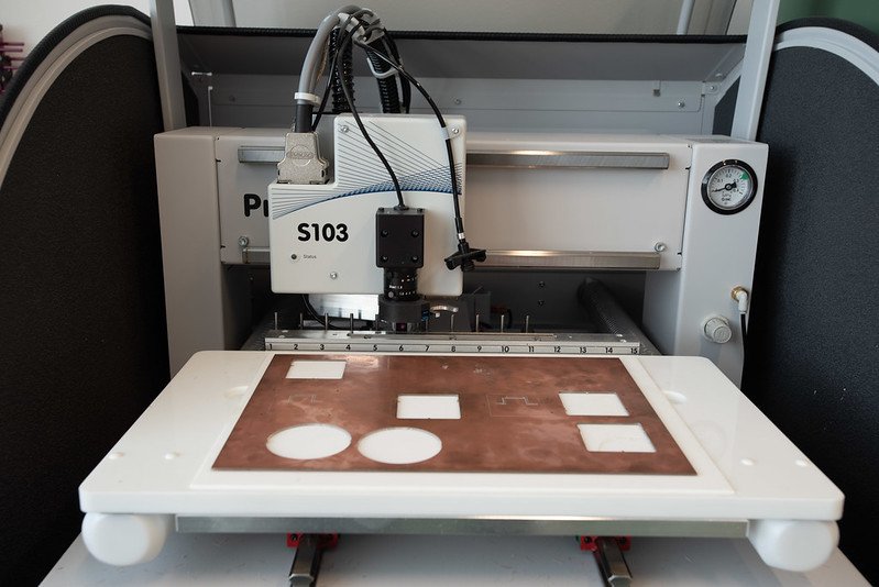 Plotter per circuiti stampati tipo LPKF per dispositivi RF e microonde.