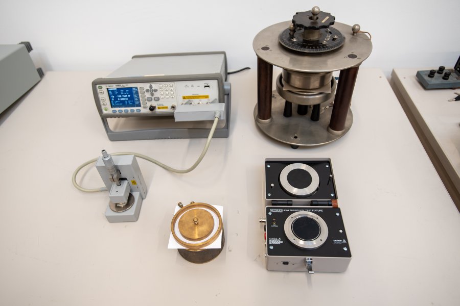 Instrumentation for the measurement the dielectric constant and of the volume and surface resistances of insulating materials.