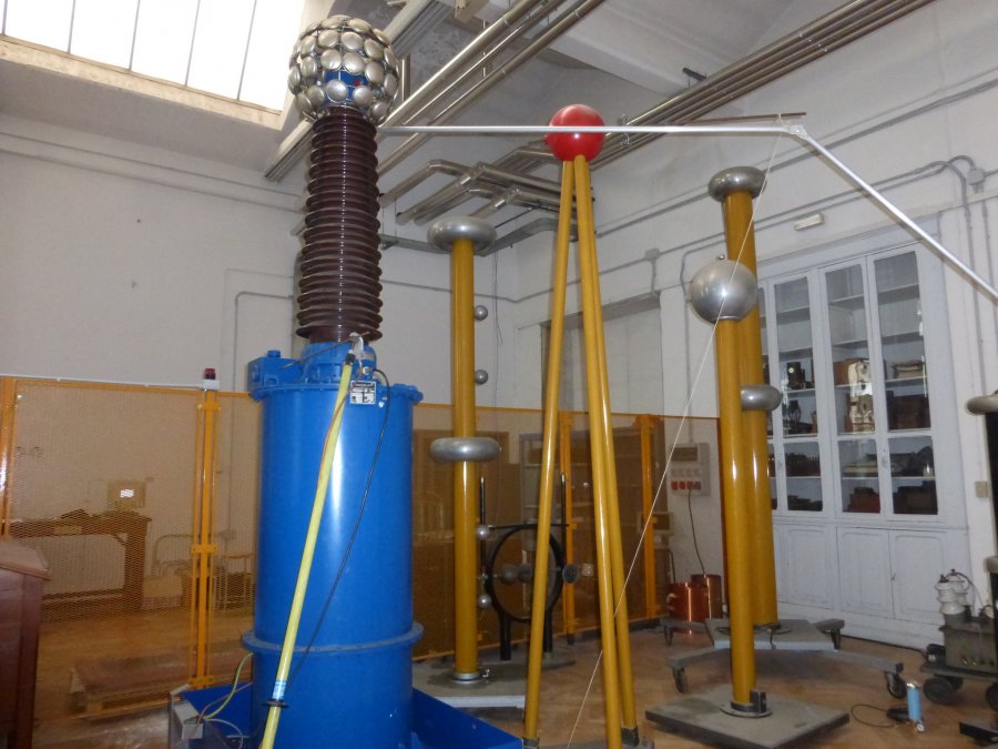Trasformatore da 150 kV per misure su materiali isolanti.