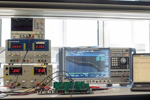 Sintetizzatore di frequenza tra 3 e 4 GHz totalmente integrato in CMOS 65-nm, con modulazione di fase diretta fino a 40 Mb/s