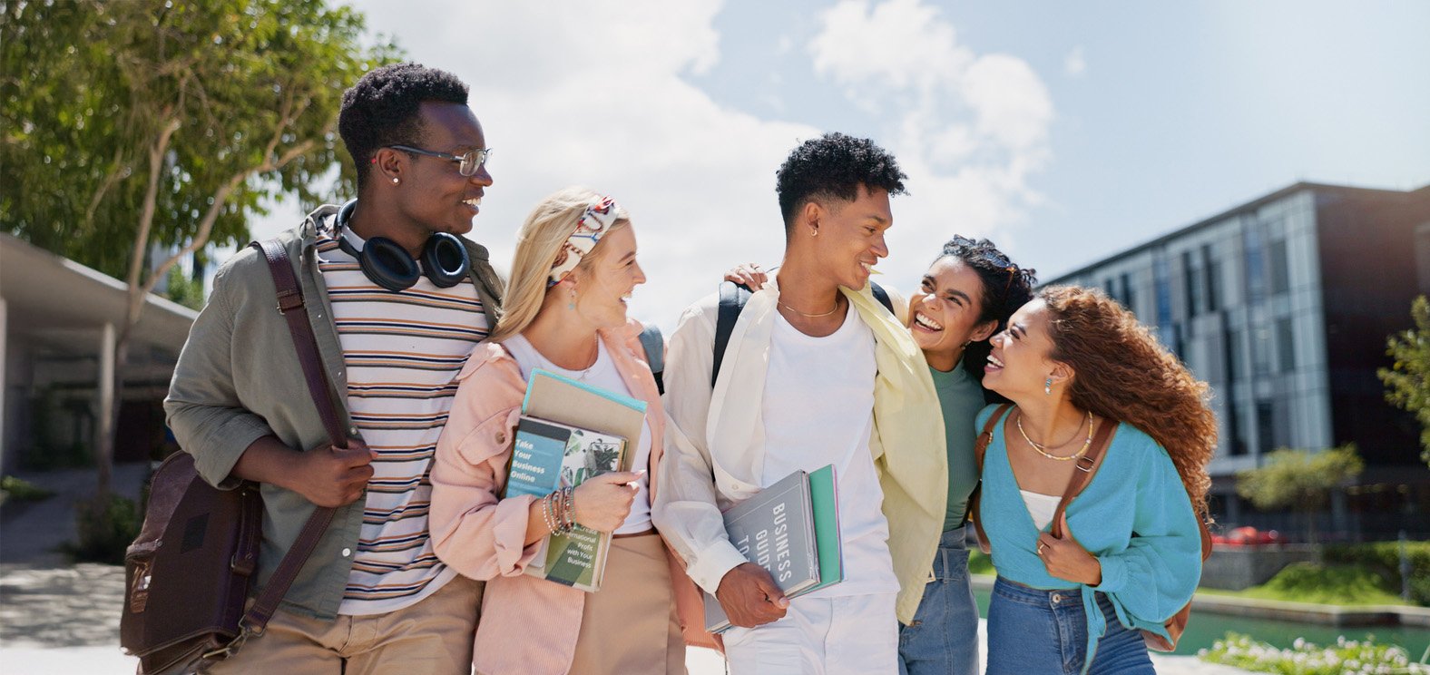 Un gruppo di giovani sorride e si guarda, esprimendo gioia e connessione tra di loro.