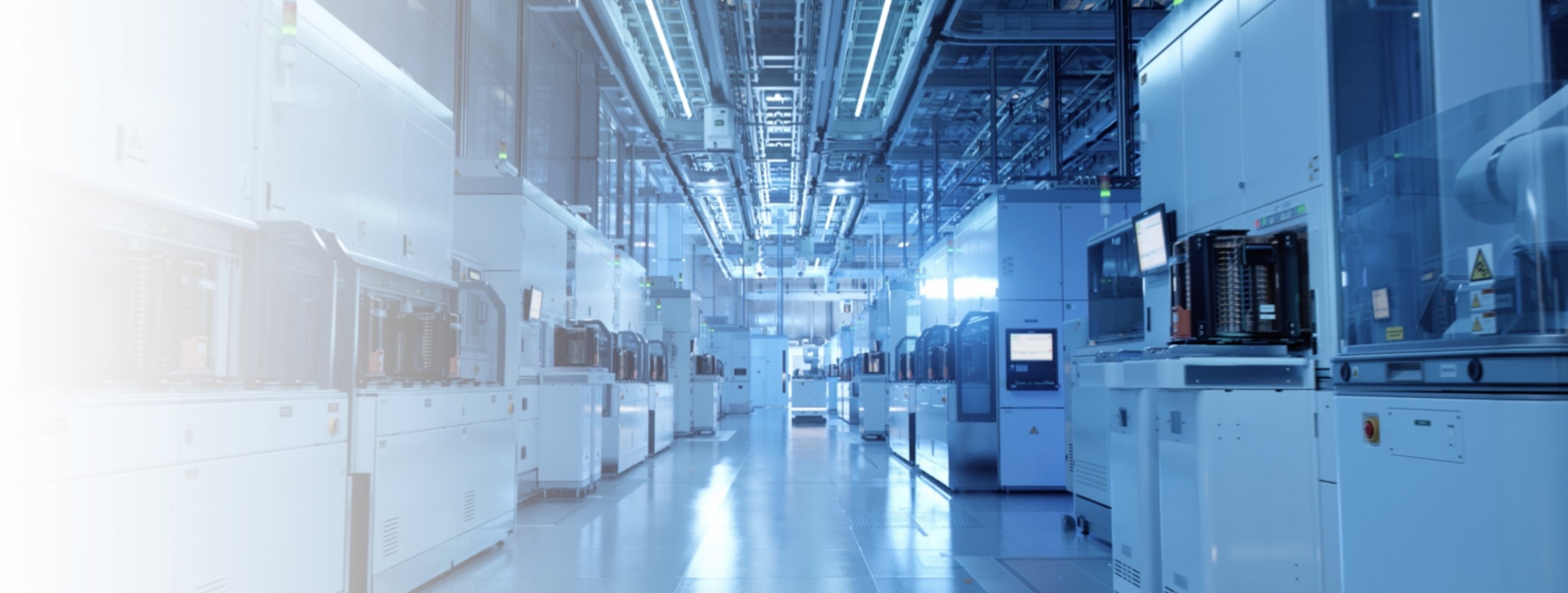  Un lungo corridoio con attrezzature scientifiche disposte ordinatamente lungo le pareti. 